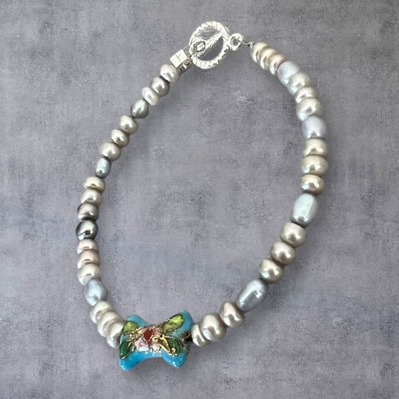 Rice pearl bracelet with light blue Cloisonne bow enamel silver plated toggle - Picture 2 of 3